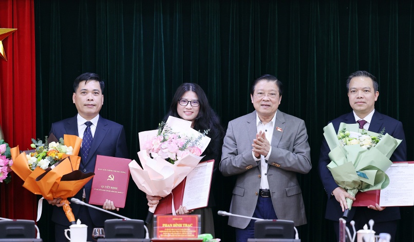 Truong Ban Noi chinh Trung uong trao quyet dinh bo nhiem can bo hinh anh