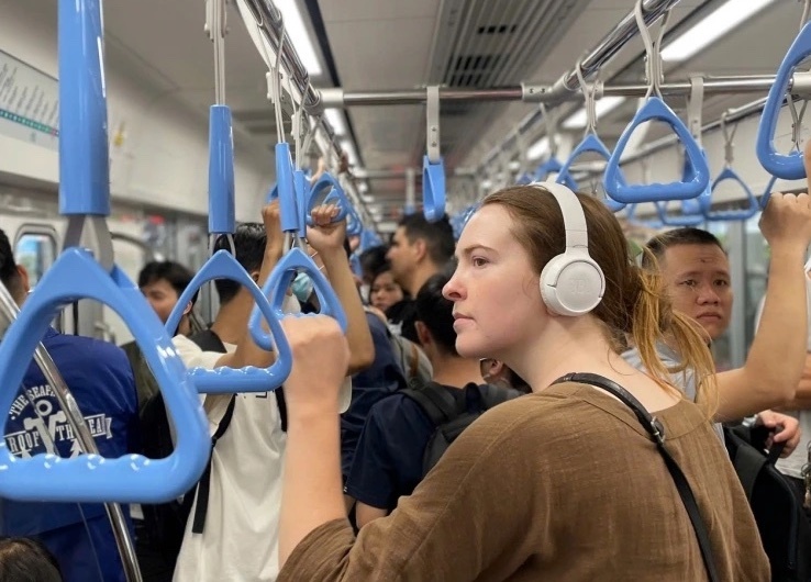 Metro 1 hoat dong xuyen dem de phuc vu nguoi dan xem phao hoa hinh anh