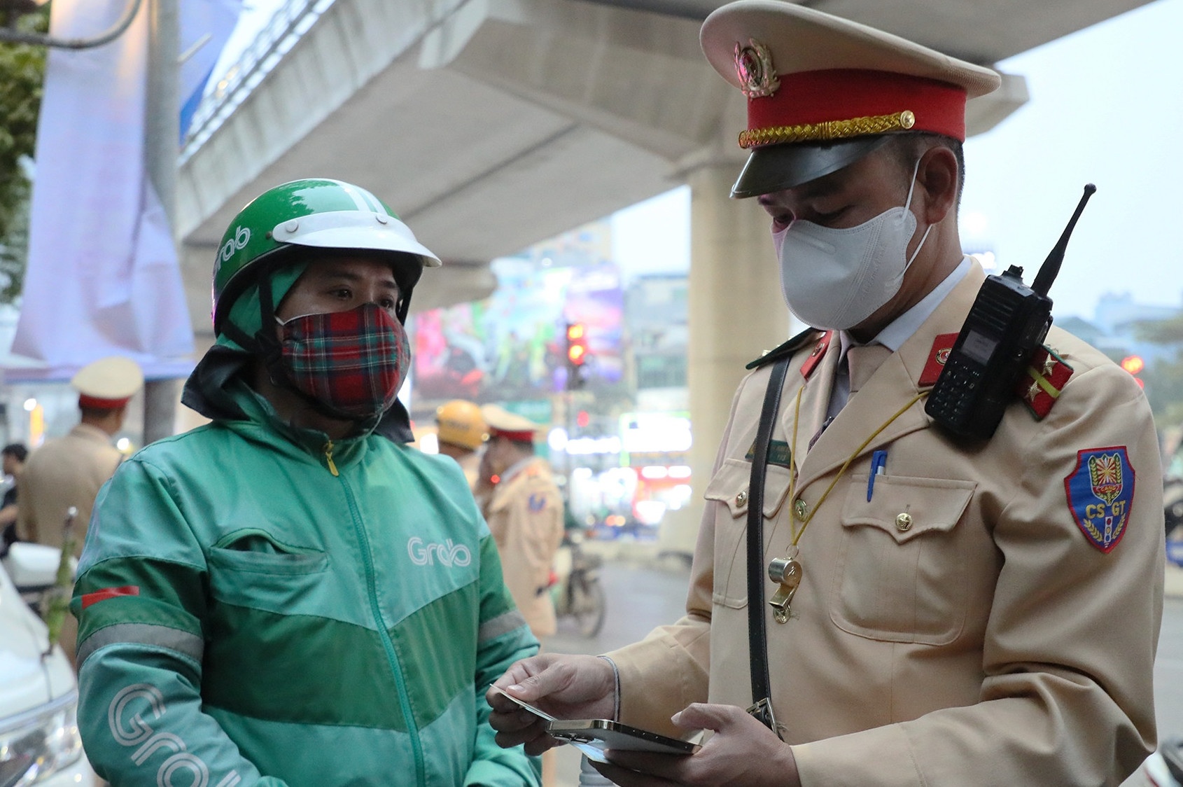 Tai xe xe om di len via he: Do khach giuc, toi bi phat nua thang luong hinh anh