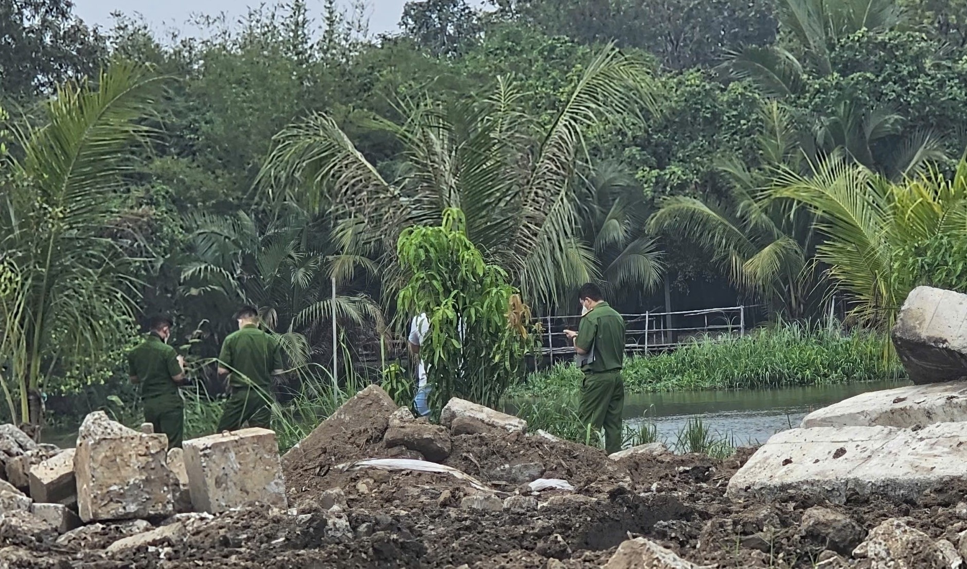 Phat hien thi the troi tren song gan tram Canh sat duong thuy o TP.HCM hinh anh