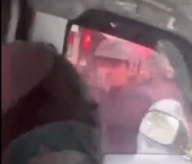 Clip nguoi dan ong chan duong dap pha oto BMW hinh anh