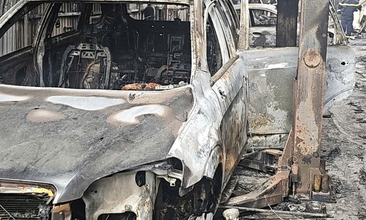 Chay xuong ngay 29 Tet, 2 oto bi thieu rui hinh anh