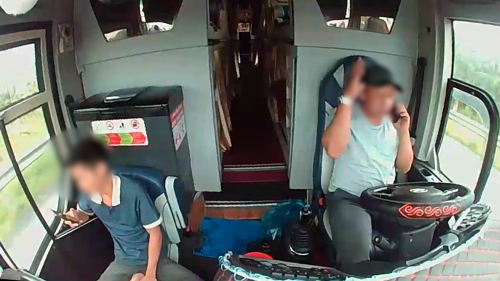 Can canh tai xe vua bam dien thoai, vua lai xe khach hinh anh