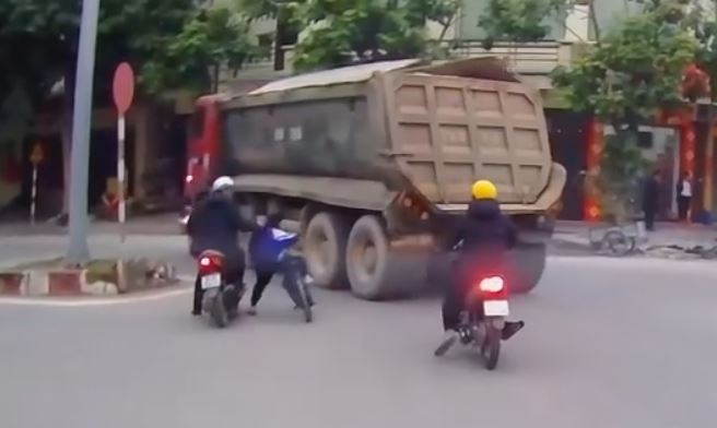 Khoanh khac nguoi dan ong keo chau be khoi diem mu xe tai hinh anh