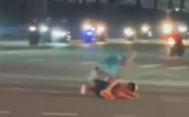 Nguoi dan ong o Binh Duong bi danh dap nao sau va cham giao thong hinh anh