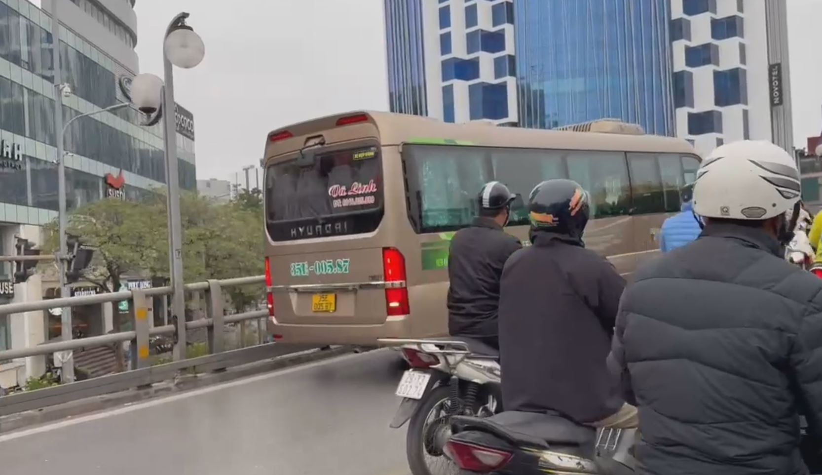 CSGT 'giai cuu' xe khach mac ket tren cau vuot Tay Son hinh anh