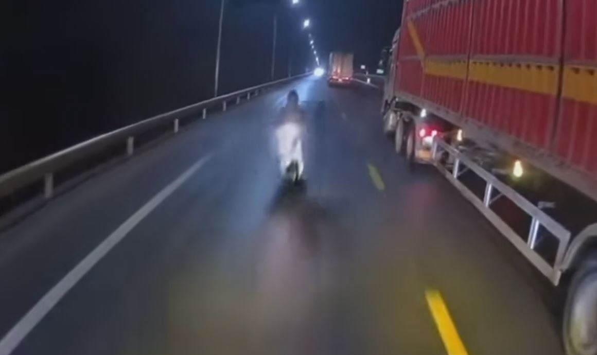 Can canh xe tai vuot au khi troi mua, khien nguoi di xe may thiet mang hinh anh