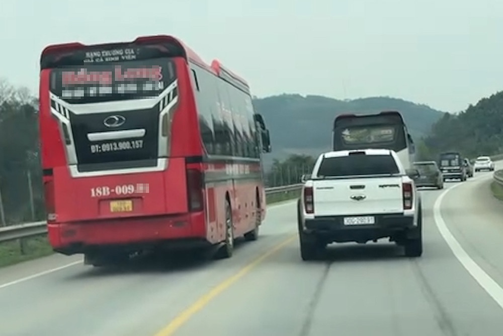 Khoanh khac xe khach vuot au tren cao toc Noi Bai - Lao Cai hinh anh