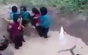 Hoc sinh loi qua vung nuoc day ran de ren luyen dung cam hinh anh