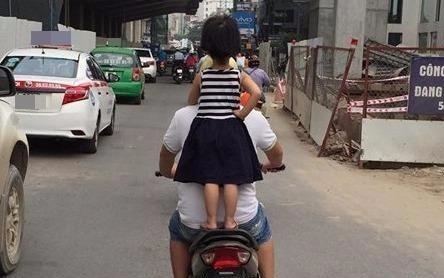 Cha vo tu lai xe may cho con gai nho dung tren yen hinh anh