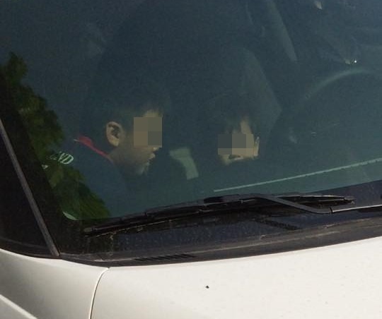 bé gái đứng trên yên xe máy đang đi ảnh 2 be gai dung tren yen xe may dang di anh 2