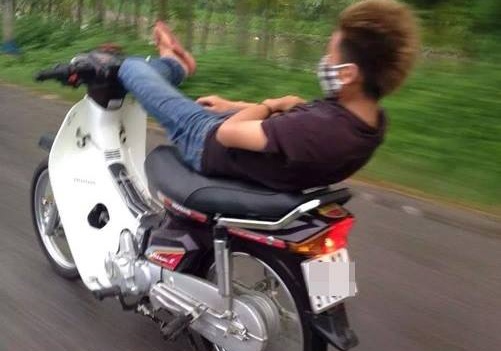 Nguoi tre lai xe bang chan va nhung noi dau do tai nan hinh anh
