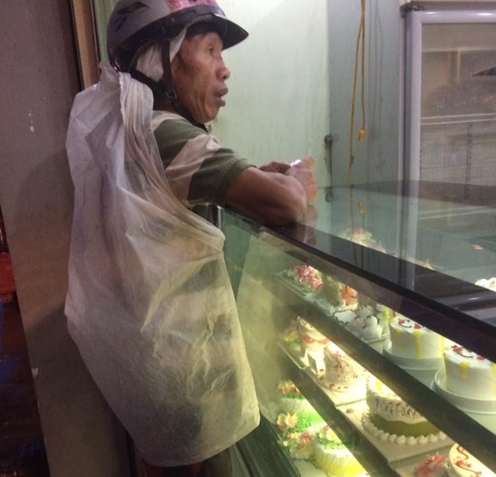 Xuc dong hinh anh cha mua banh kem cho con anh 1