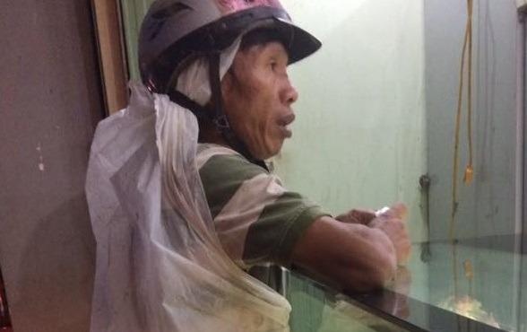 Nguoi cha ngheo doi bao nylon mua banh sinh nhat cho con hinh anh