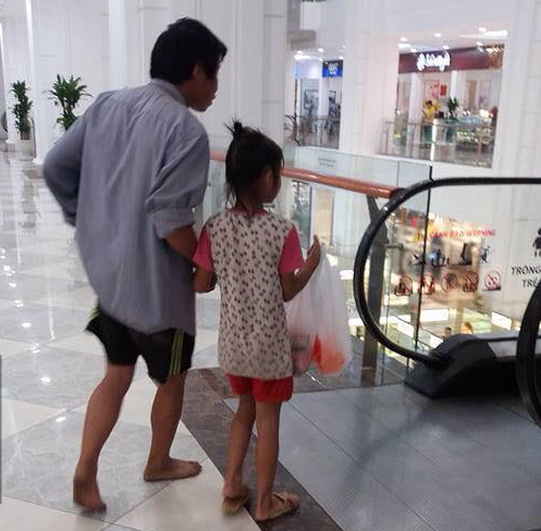 Xuc dong hinh anh cha mua banh kem cho con anh 2