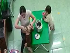 Co giao mam non lien tiep do sua vao mieng, da tre khi ngu hinh anh