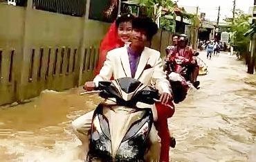 Khach vui ve nhay mua trong dam cuoi ngap nuoc o Quang Binh hinh anh