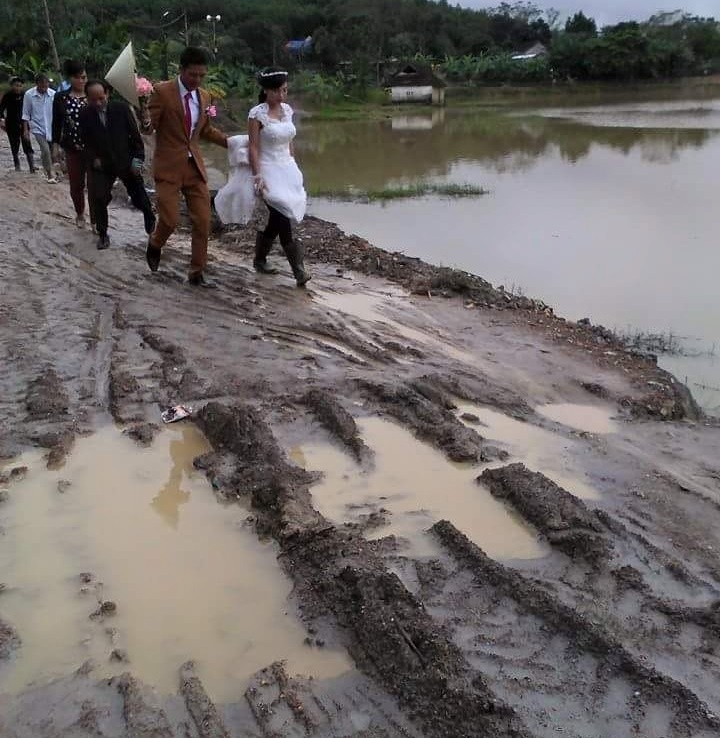 cô dâu lội bùn về nhà chồng ảnh 1 co dau loi bun ve nha chong anh 1