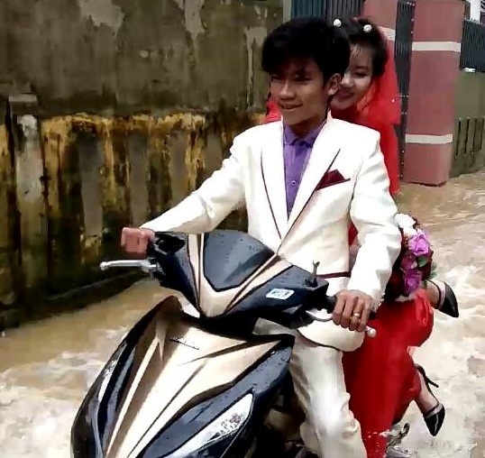 cô dâu lội bùn về nhà chồng ảnh 2 co dau loi bun ve nha chong anh 2