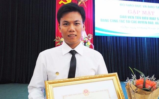 Nguoi thay cham bai duoi anh den duong hinh anh