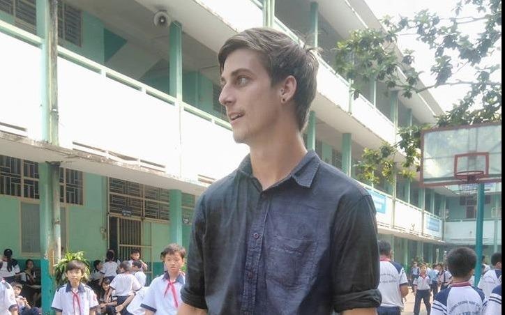 Thay giao ngoai quoc da cau voi hoc sinh tai san truong hinh anh