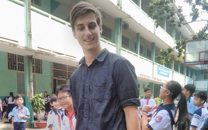 Thay giao 'soai ca' da cau voi hoc sinh Sai Gon o san truong hinh anh