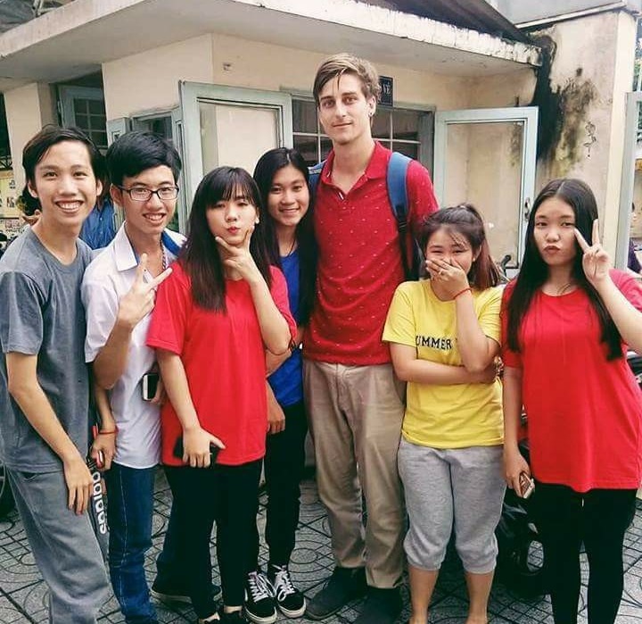 thầy giáo đẹp trai đá cầu cùng học sinh ảnh 1 thay giao dep trai da cau cung hoc sinh anh 1