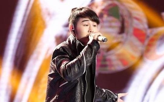 Chang trai hat giong nu gay nao loan 'Sing My Song' la ai? hinh anh