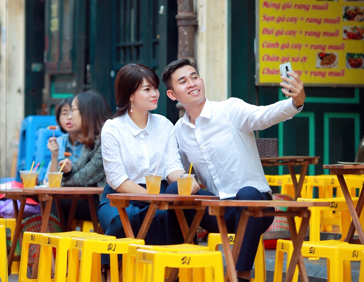 anh cuoi tren pho di bo anh 7