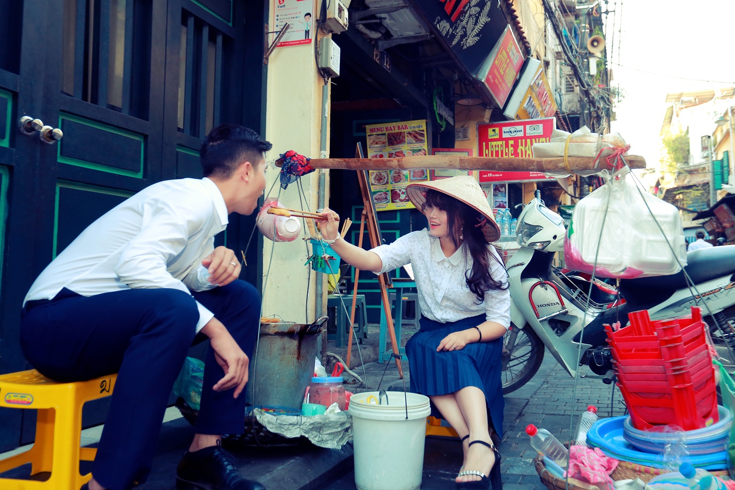 anh cuoi tren pho di bo anh 8