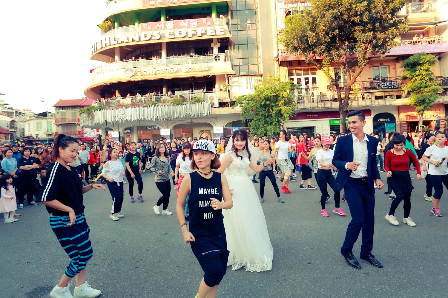 anh cuoi tren pho di bo anh 9