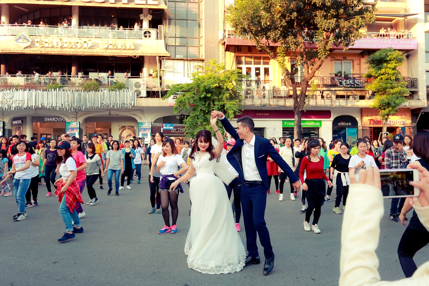 anh cuoi tren pho di bo anh 1