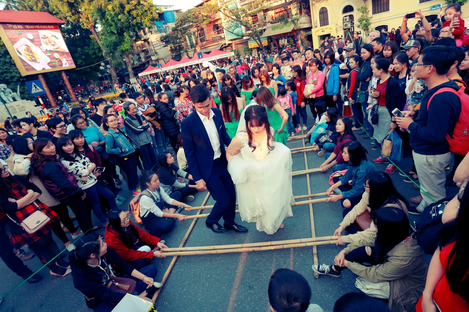 anh cuoi tren pho di bo anh 2