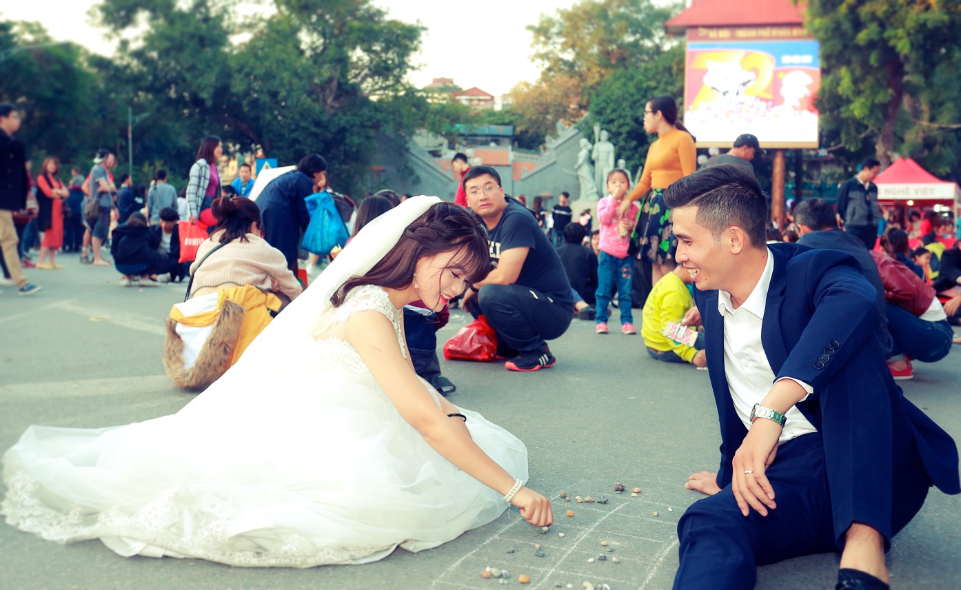 anh cuoi tren pho di bo anh 3