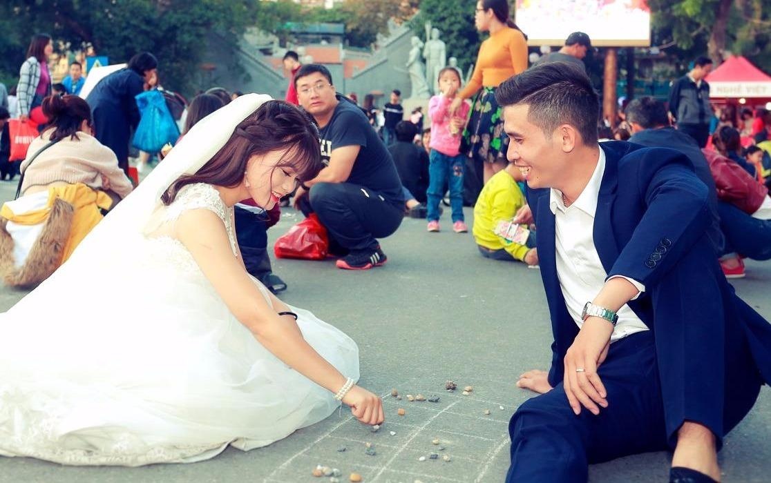 Co dau, chu re choi o an quan, nhay day tren pho di bo hinh anh