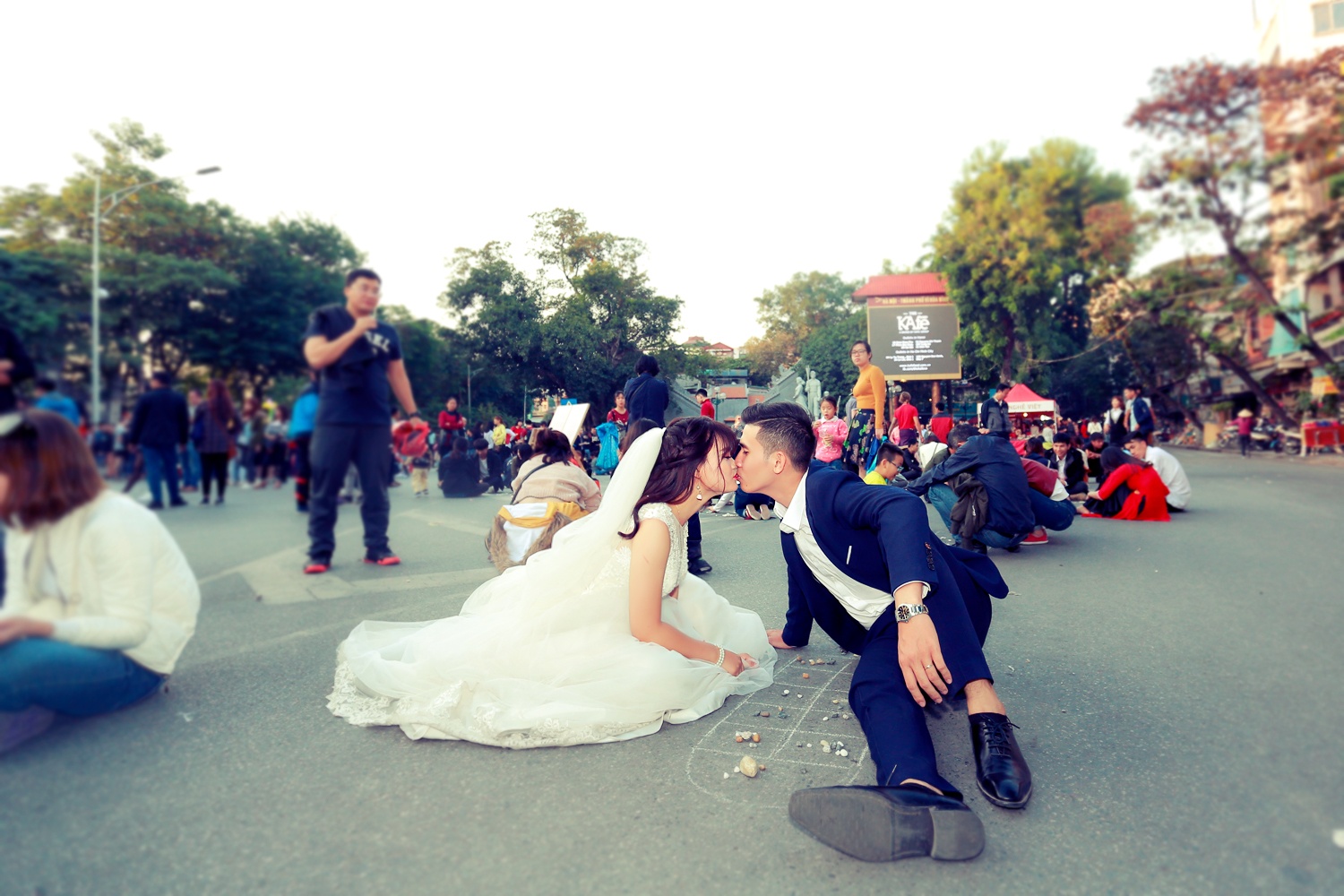 anh cuoi tren pho di bo anh 4