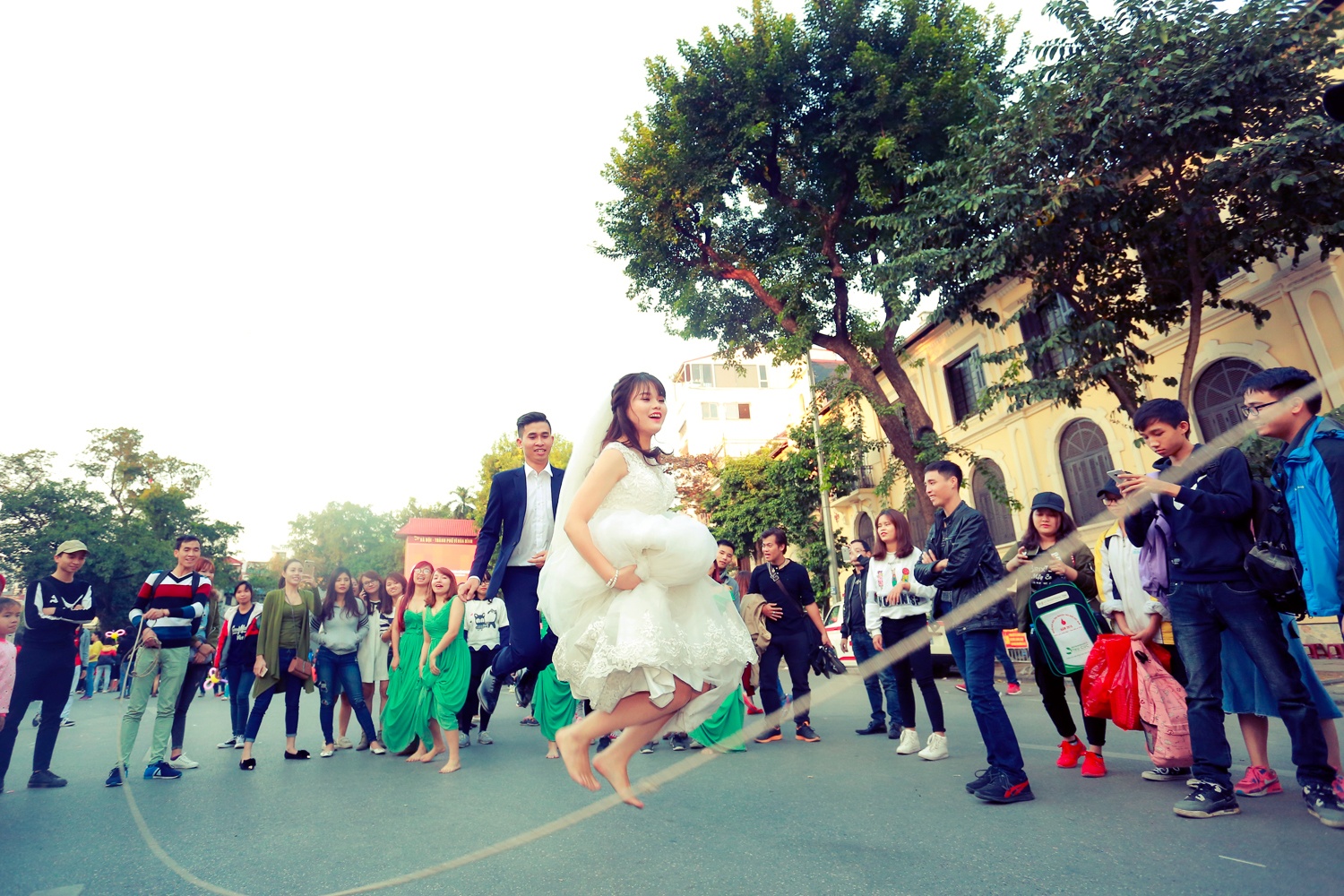 anh cuoi tren pho di bo anh 5