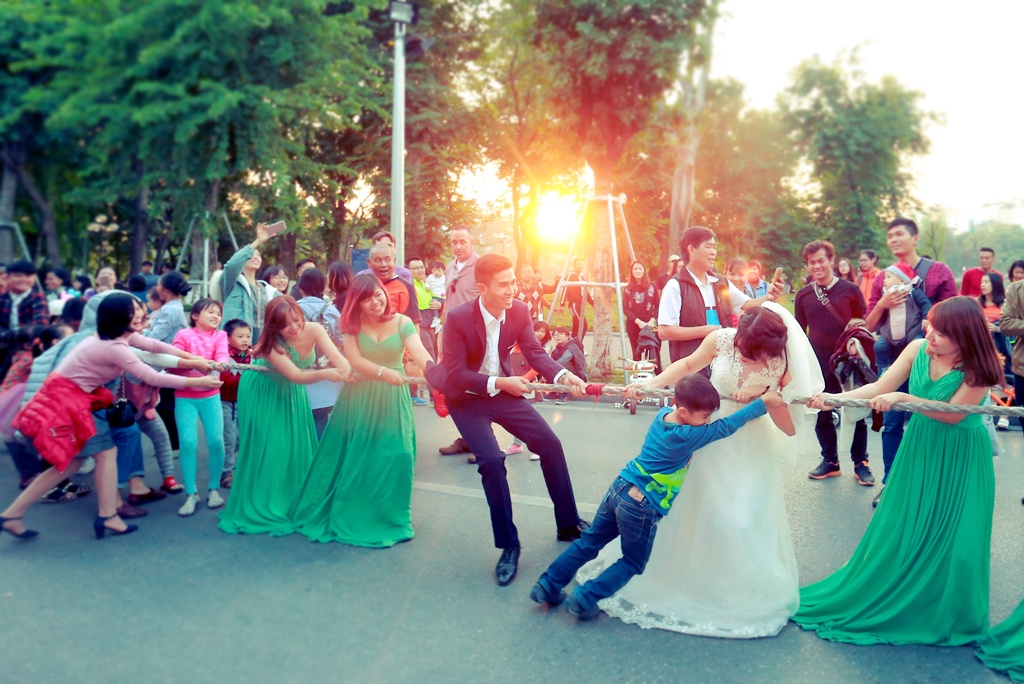 anh cuoi tren pho di bo anh 6