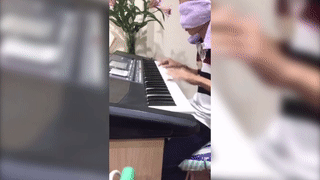 Chang trai vua bit mat vua choi DJ tren dan organ hinh anh
