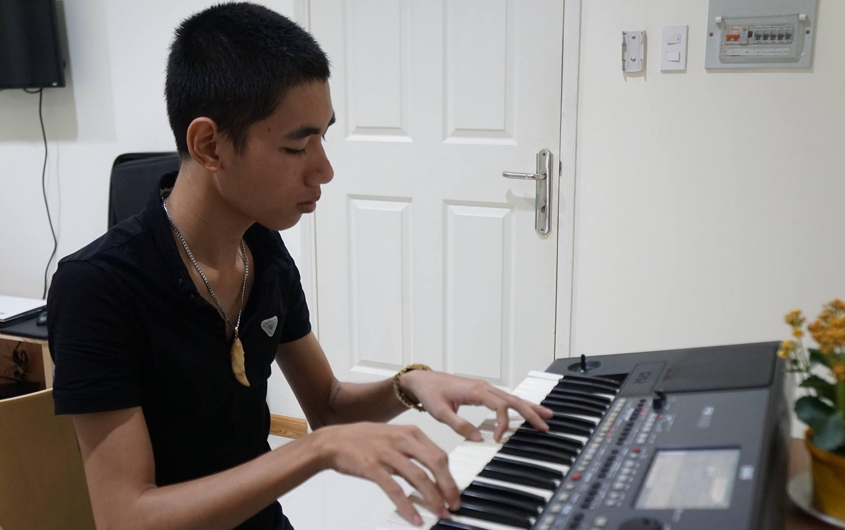 Bao Khanh giao luu cung doc gia Zing.vn hinh anh