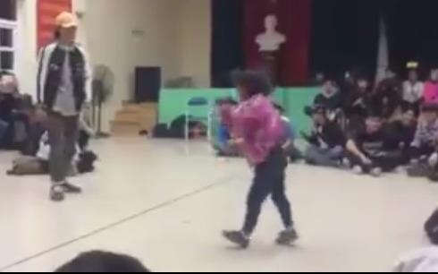 Be gai 6 tuoi nhay hiphop dieu luyen giua dam dong hinh anh