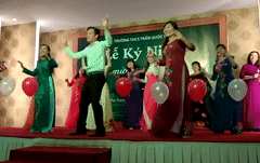 Thay co giao nhay 'Bong Bong Bang Bang' vui nhon tai truong hinh anh