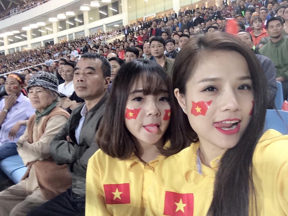 Hai nu co dong vien xinh dep gay chu y tren mang hinh anh