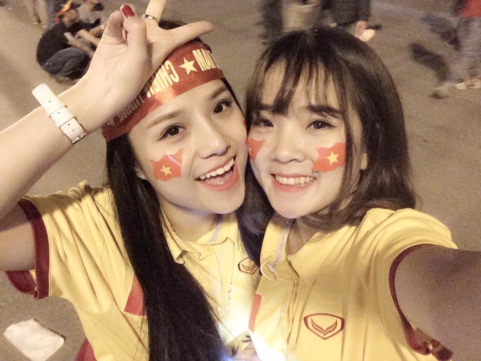 hai nữ cổ động viên xinh đẹp tại sân Mỹ Đình ảnh 2 hai nu co dong vien xinh dep tai san My Dinh anh 2
