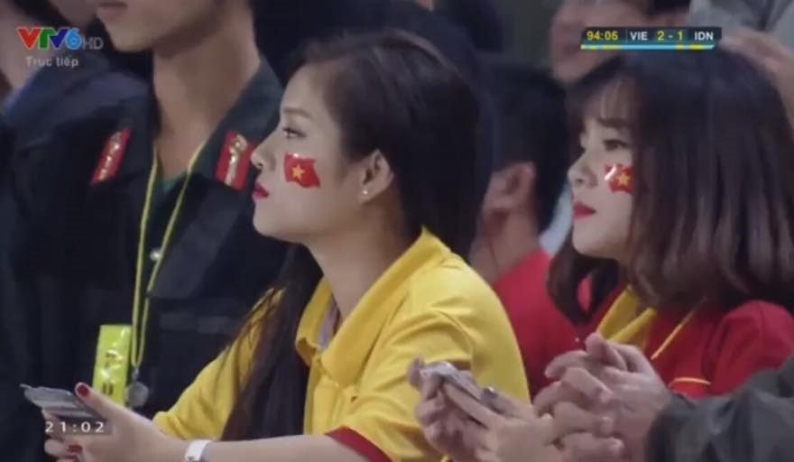 hai nữ cổ động viên xinh đẹp tại sân Mỹ Đình ảnh 1 hai nu co dong vien xinh dep tai san My Dinh anh 1