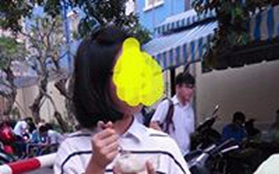 Hoc sinh dung com chieu giua san truong: Sao phai kho the? hinh anh