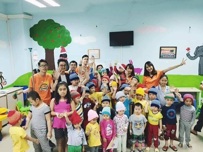 cụ bà đan mũ cho trẻ ung thư ảnh 2 cu ba dan mu cho tre ung thu anh 2