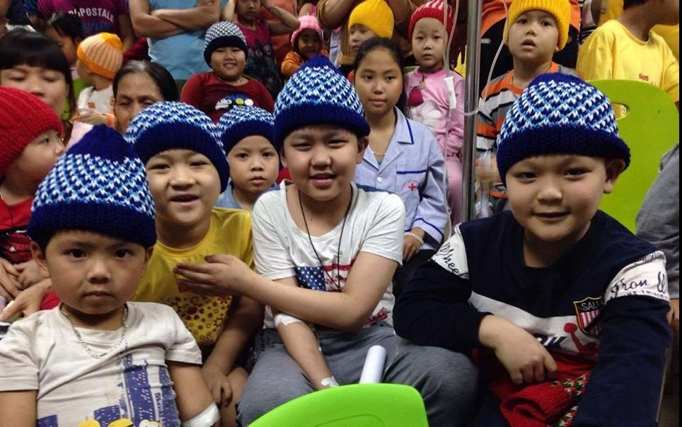 Cu ba thap len yeu thuong cho tre em ung thu hinh anh