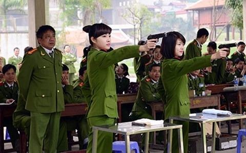 Nhung nguoi thay cong an tren thao truong nang gio hinh anh