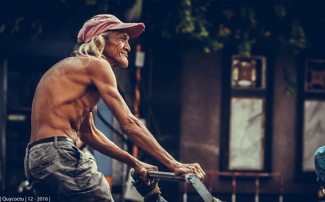 nguoi dan ong dap xe ba gac o Sau Gon anh 2